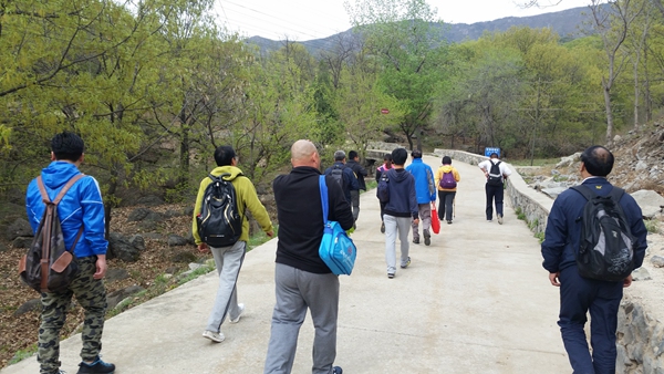 野外登山拉练 提升团队合力